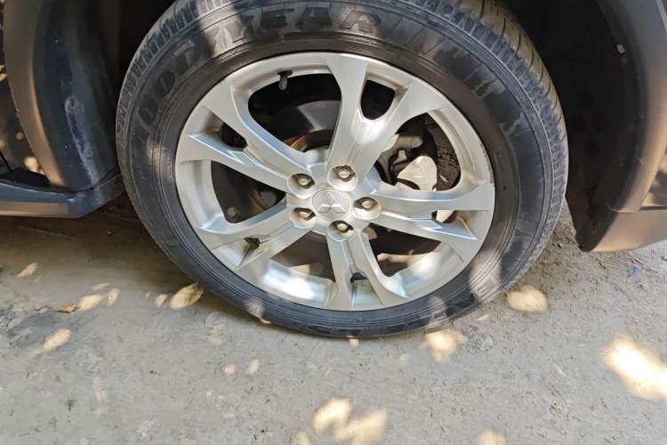 Used Mitsubishi Outlander 2014 2.4L 4x4 Deluxe Value Edition 5 Seats Right Front Wheel Hub