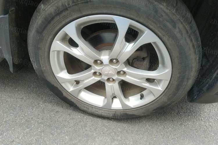 Used Mitsubishi Outlander 2014 2.4L 4x4 Deluxe Value Edition 7 Seats Right Front Wheel Hub