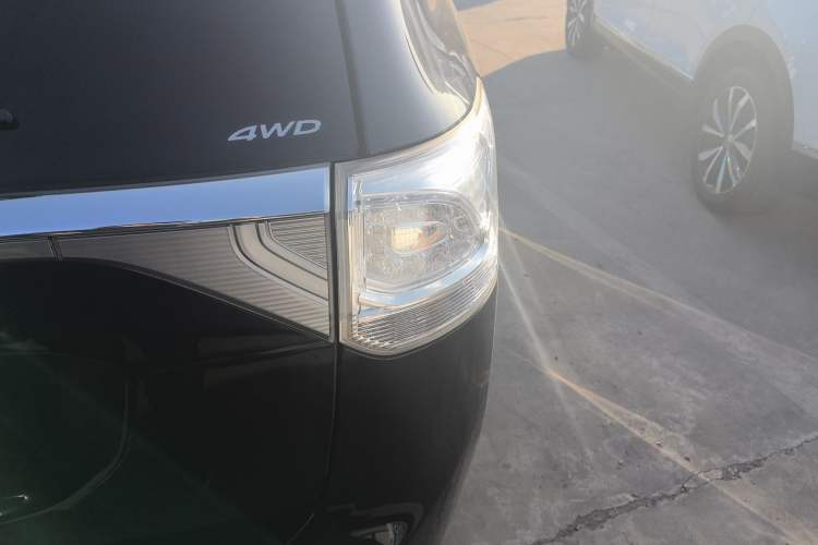 Used Mitsubishi Outlander 2014 2.4L 4x4 Deluxe Value Edition 5 Seats Right Rear Taillight