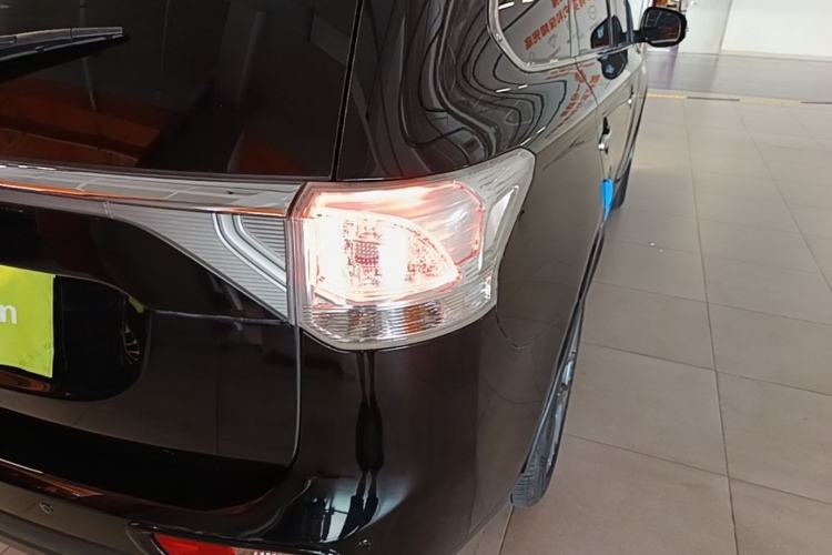 Used Mitsubishi Outlander 2014 2.4L 4x4 Deluxe Value Edition 7 Seats Right Rear Taillight