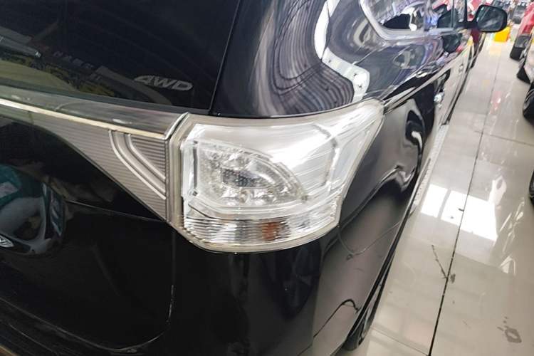 Used Mitsubishi Outlander 2014 2.4L 4x4 Deluxe Value Edition 5 Seats Right Rear Taillight