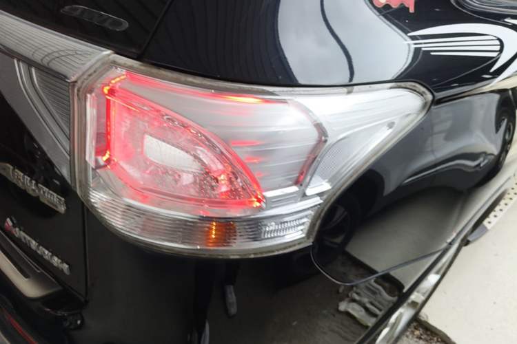 Used Mitsubishi Outlander 2014 2.4L 4x4 Deluxe Value Edition 5 Seats Right Rear Taillight