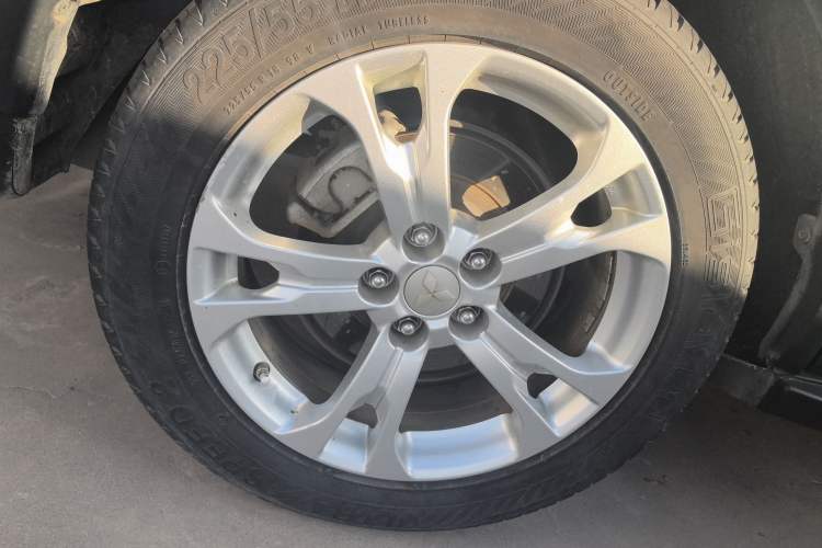 Used Mitsubishi Outlander 2014 2.4L 4x4 Deluxe Value Edition 5 Seats Right Rear Wheel Hub