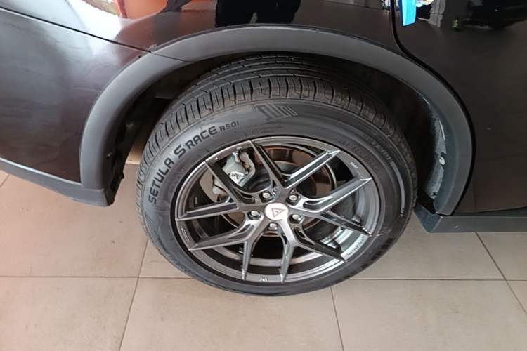 Used Mitsubishi Outlander 2014 2.4L 4x4 Deluxe Value Edition 7 Seats Right Rear Wheel Hub