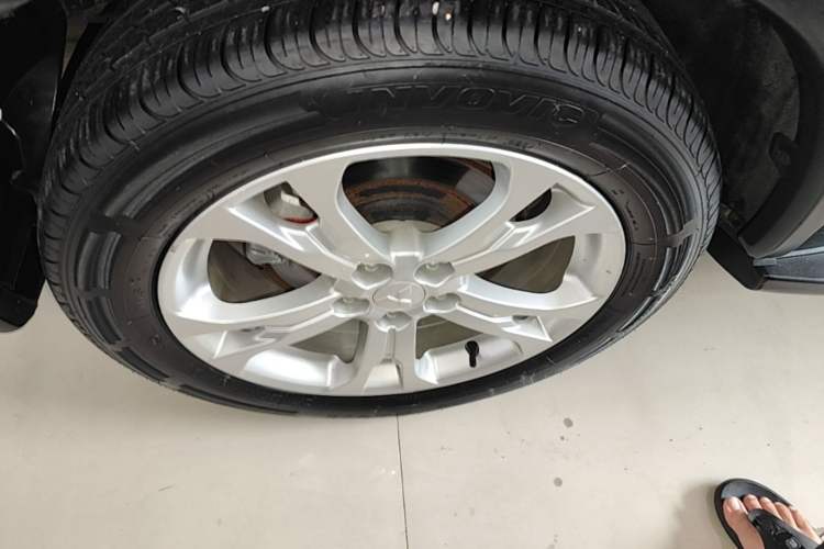Used Mitsubishi Outlander 2014 2.4L 4x4 Deluxe Value Edition 5 Seats Right Rear Wheel Hub