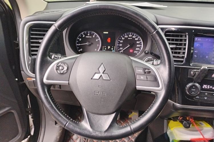 Used Mitsubishi Outlander 2014 2.4L 4x4 Deluxe Value Edition 5 Seats Steering Wheel