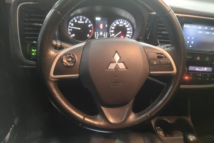 Used Mitsubishi Outlander 2014 2.4L 4x4 Deluxe Value Edition 7 Seats Steering Wheel