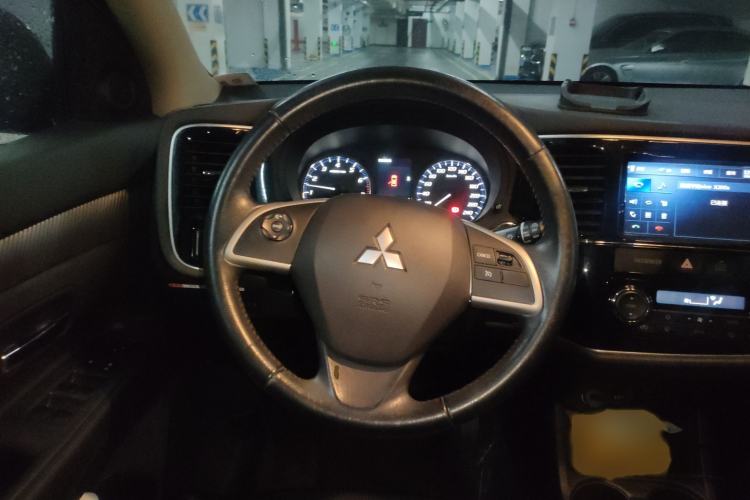 Used Mitsubishi Outlander 2014 2.4L 4x4 Deluxe Value Edition 5 Seats Steering Wheel