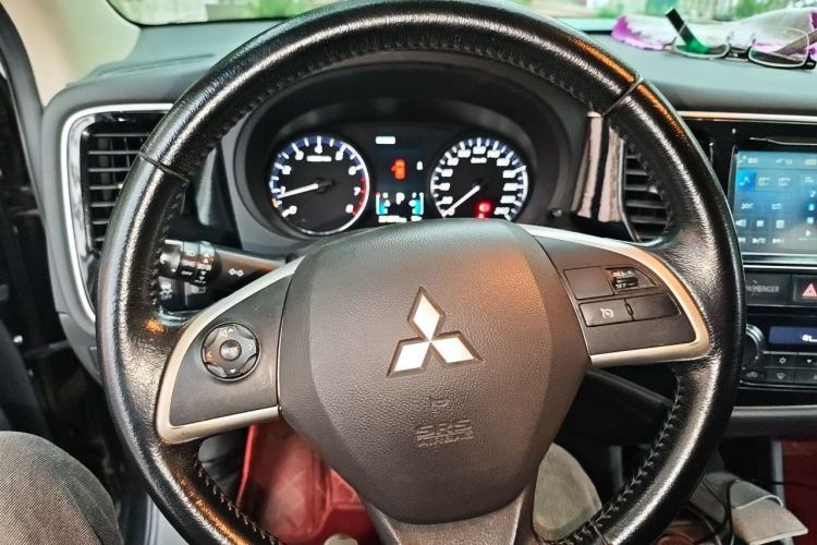 Used Mitsubishi Outlander 2014 2.4L 4x4 Deluxe Value Edition 5 Seats Steering Wheel