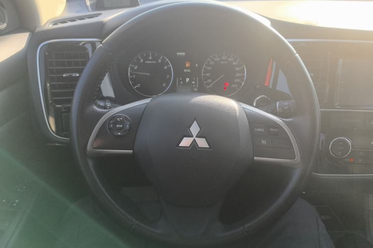 Used Mitsubishi Outlander 2014 2.4L 4x4 Deluxe Value Edition 5 Seats Steering Wheel
