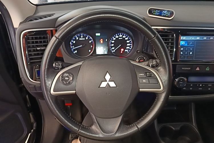 Used Mitsubishi Outlander 2014 2.4L 4x4 Deluxe Value Edition 7 Seats Steering Wheel