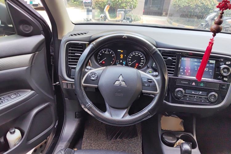 Used Mitsubishi Outlander 2014 2.4L 4x4 Deluxe Value Edition 7 Seats Steering Wheel
