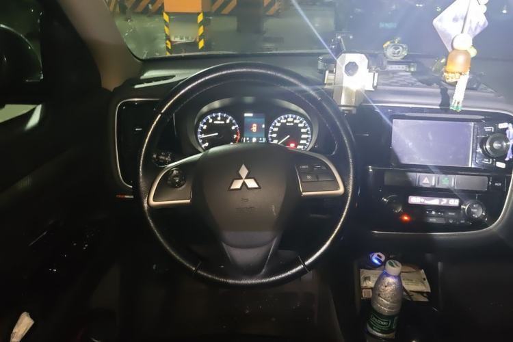 Used Mitsubishi Outlander 2014 2.4L 4x4 Deluxe Value Edition 5 Seats Steering Wheel