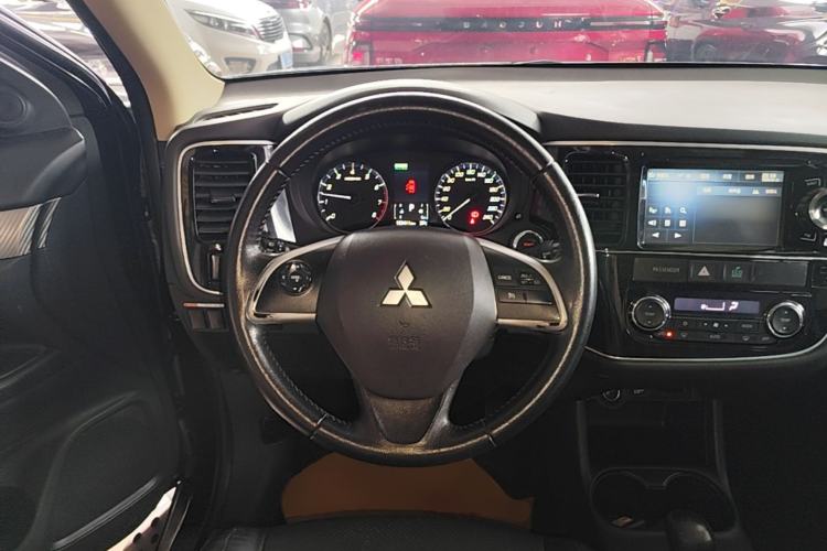 Used Mitsubishi Outlander 2014 2.4L 4x4 Deluxe Value Edition 5 Seats Steering Wheel