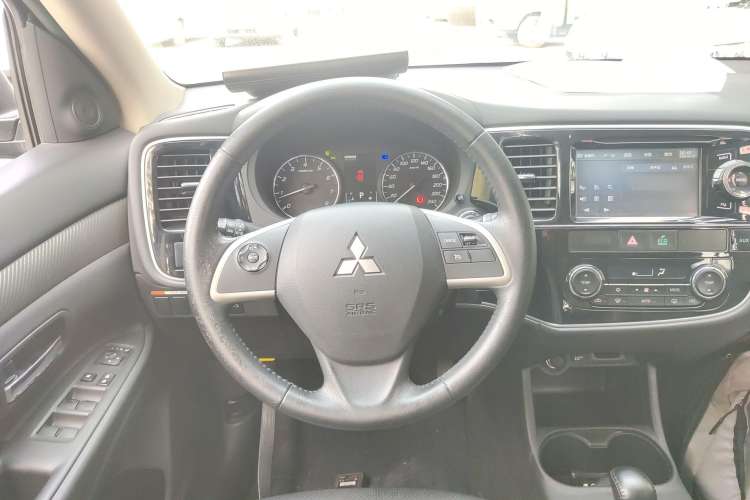Used Mitsubishi Outlander 2014 2.4L 4x4 Deluxe Value Edition 7 Seats Steering Wheel