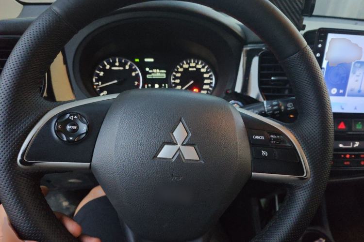 Used Mitsubishi Outlander 2014 2.4L 4x4 Deluxe Value Edition 7 Seats Steering Wheel