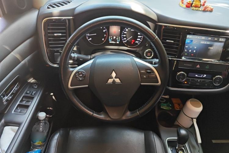 Used Mitsubishi Outlander 2014 2.4L 4x4 Deluxe Value Edition 5 Seats Steering Wheel