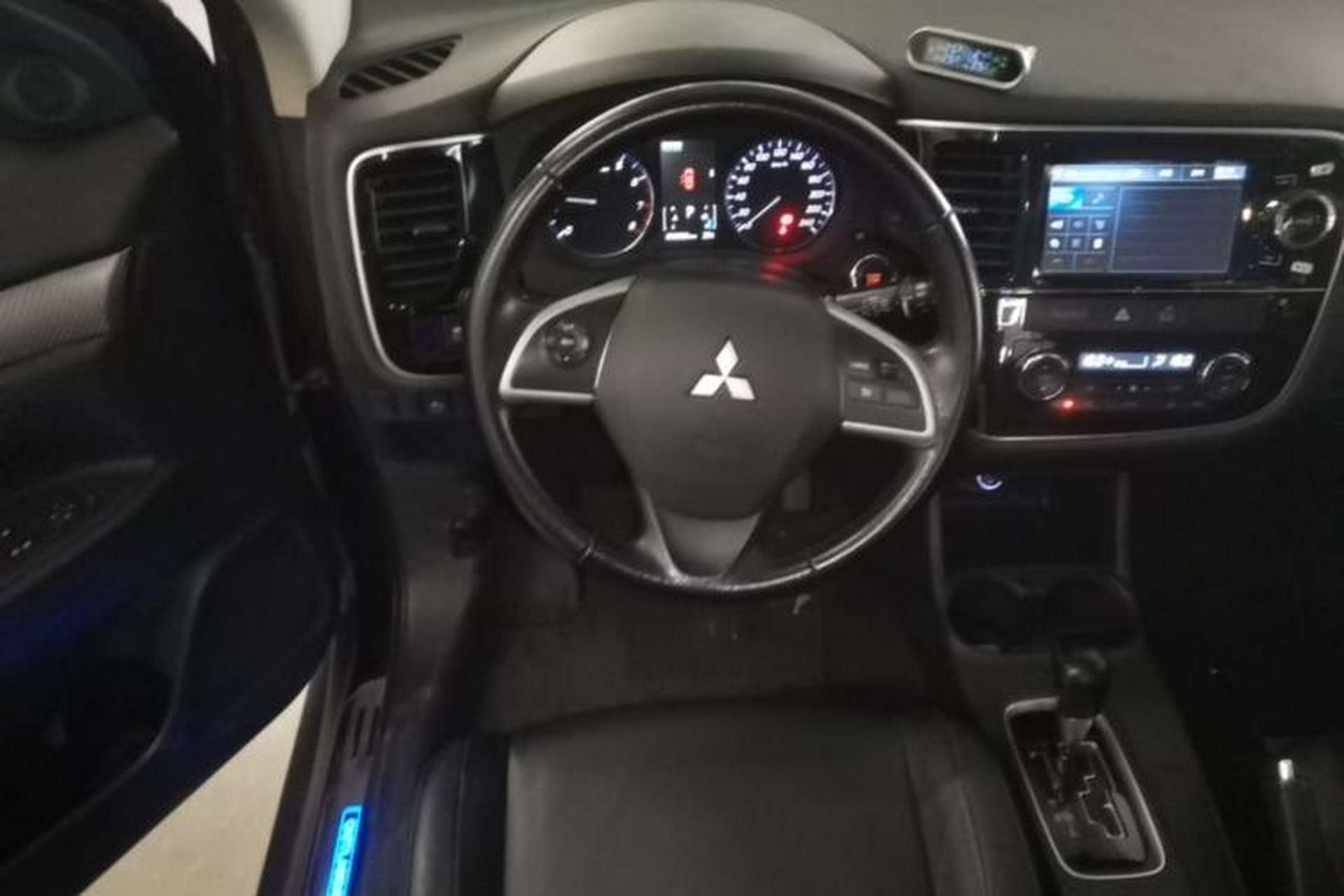 Used Mitsubishi Outlander 2014 2.4L 4x4 Deluxe Value Edition 7 Seats Steering Wheel