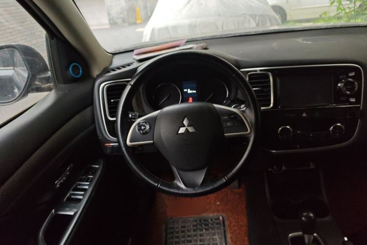 Used Mitsubishi Outlander 2014 2.4L 4x4 Deluxe Value Edition 7 Seats Steering Wheel
