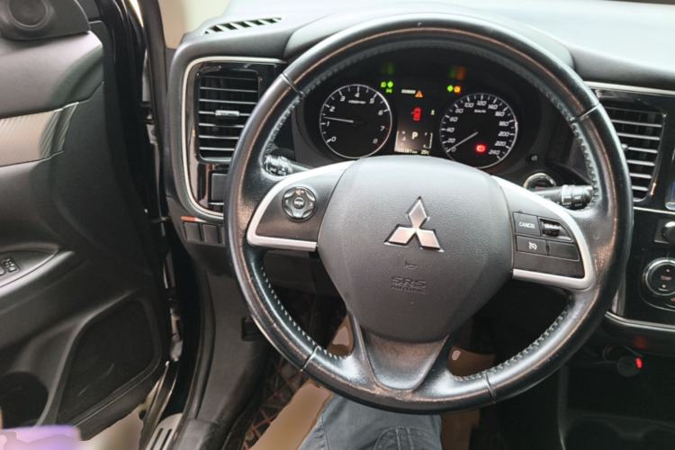 Used Mitsubishi Outlander 2014 2.4L 4x4 Deluxe Value Edition 5 Seats Steering Wheel