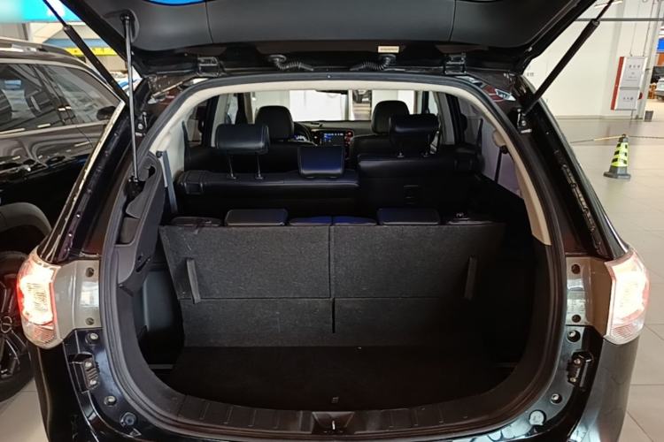 Used Mitsubishi Outlander 2014 2.4L 4x4 Deluxe Value Edition 7 Seats Trunk
