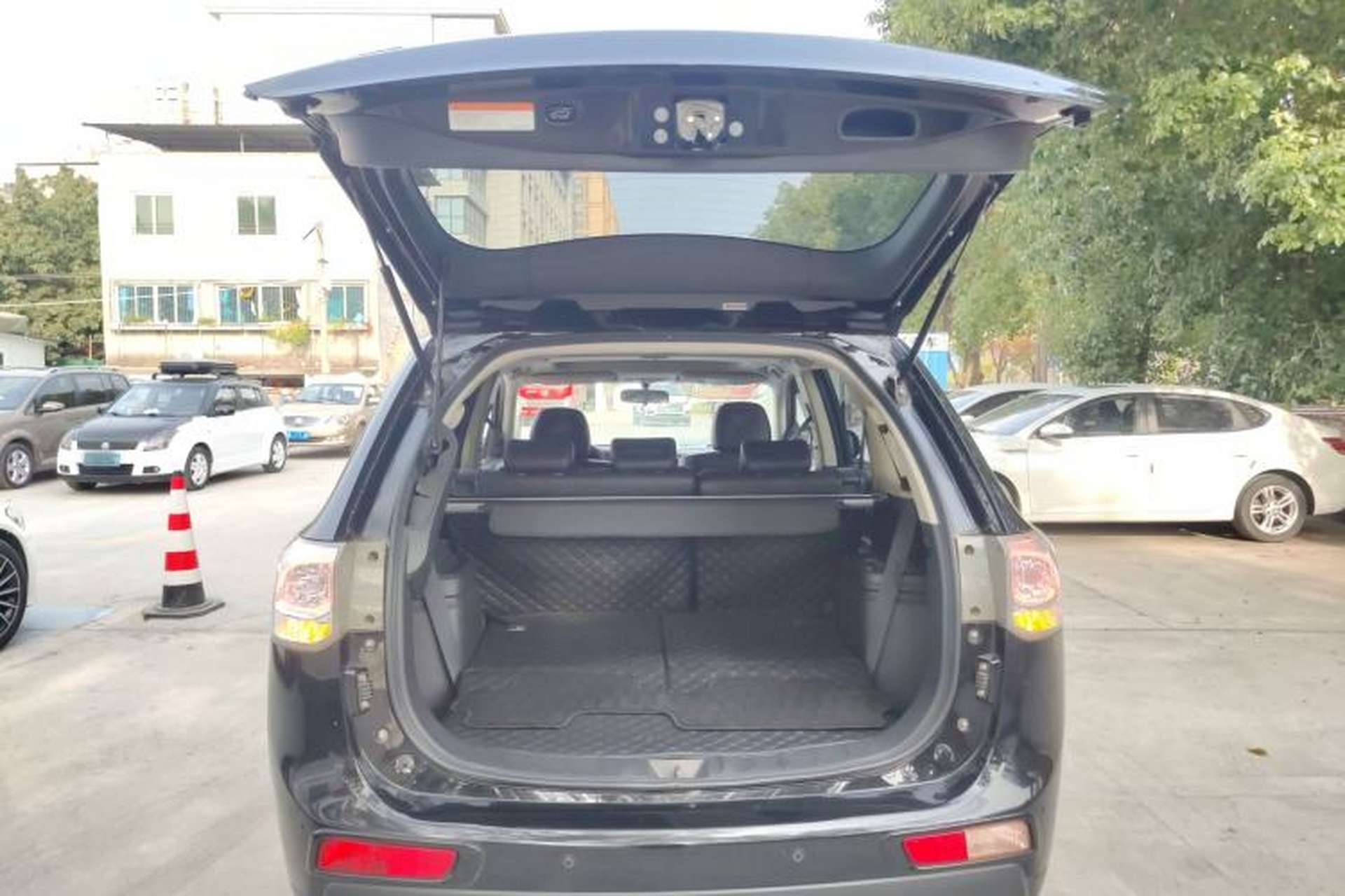 Used Mitsubishi Outlander 2014 2.4L 4x4 Deluxe Value Edition 7 Seats Trunk