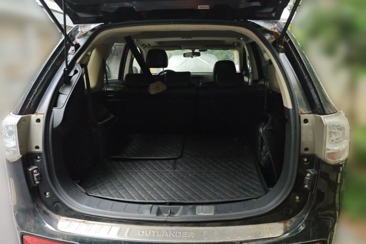 Used Mitsubishi Outlander 2014 2.4L 4x4 Deluxe Value Edition 7 Seats Trunk