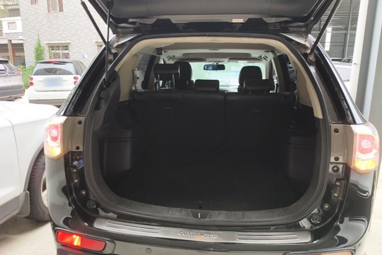 Used Mitsubishi Outlander 2014 2.4L 4x4 Deluxe Value Edition 5 Seats Trunk