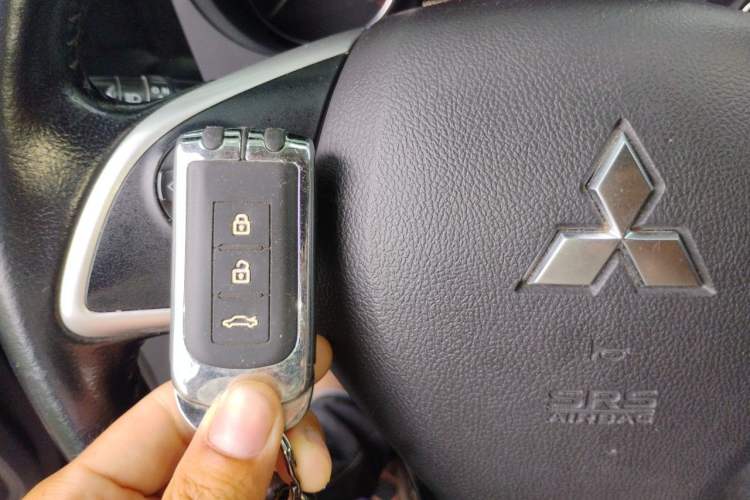 Used Mitsubishi Outlander 2014 2.4L 4x4 Deluxe Value Edition 5 Seats Vehicle Key