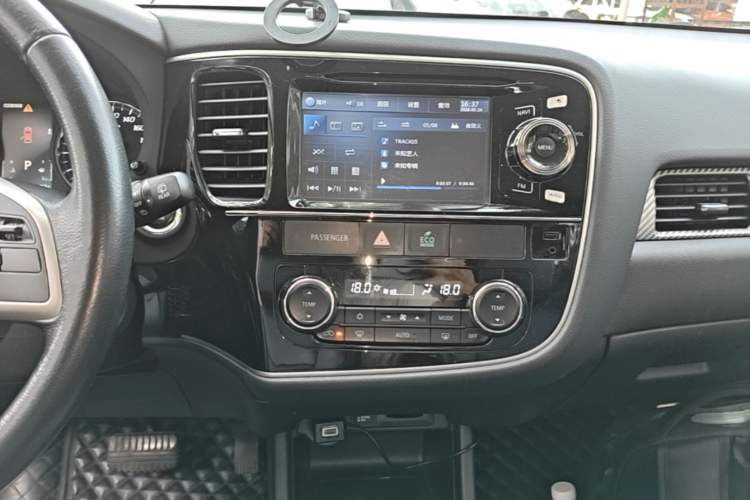 Used Mitsubishi Outlander 2014 2.4L 4x4 Deluxe Value Edition 5 Seats Audio And AC Panel