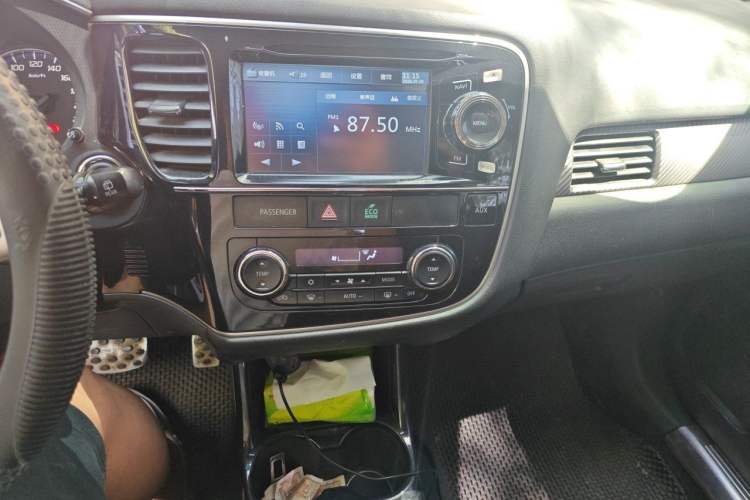 Used Mitsubishi Outlander 2014 2.4L 4x4 Deluxe Value Edition 7 Seats Audio And AC Panel