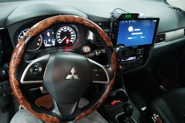 Used Mitsubishi Outlander 2014 2.4L 4x4 Deluxe Value Edition 5 Seats Center Console