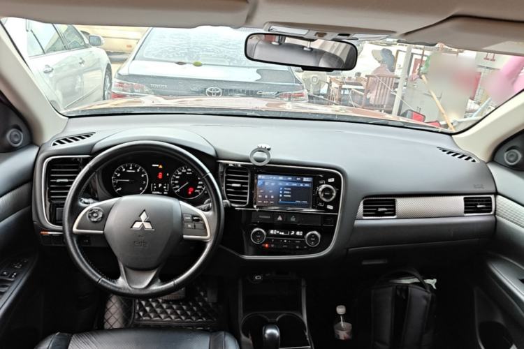 Used Mitsubishi Outlander 2014 2.4L 4x4 Deluxe Value Edition 5 Seats Center Console