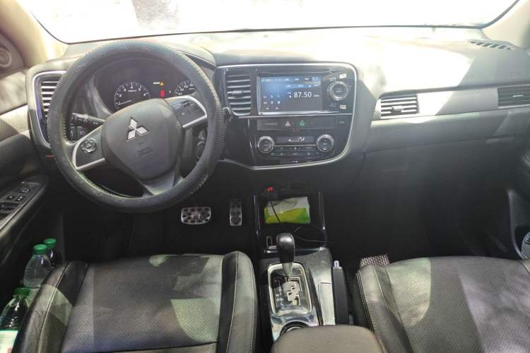 Used Mitsubishi Outlander 2014 2.4L 4x4 Deluxe Value Edition 7 Seats Center Console