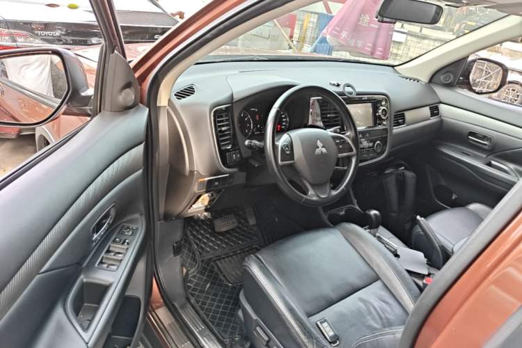 Used Mitsubishi Outlander 2014 2.4L 4x4 Deluxe Value Edition 5 Seats Driver Seat