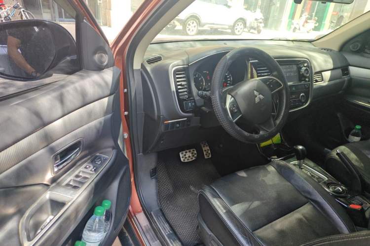 Used Mitsubishi Outlander 2014 2.4L 4x4 Deluxe Value Edition 7 Seats Driver Seat