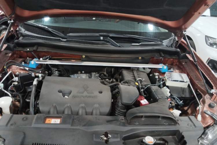 Used Mitsubishi Outlander 2014 2.4L 4x4 Deluxe Value Edition 5 Seats Engine Bay