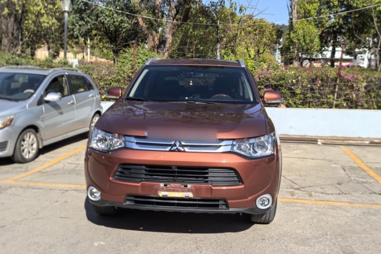 Used Mitsubishi Outlander 2014 2.4L 4x4 Deluxe Value Edition 5 Seats Exterior 3