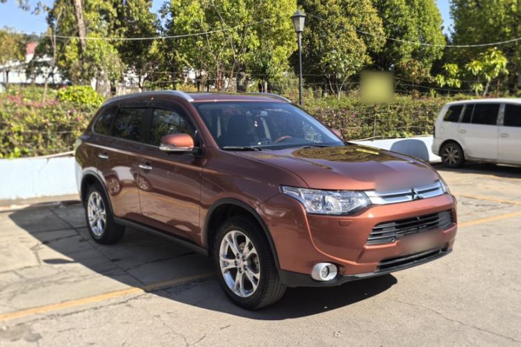Used Mitsubishi Outlander 2014 2.4L 4x4 Deluxe Value Edition 5 Seats Exterior 4