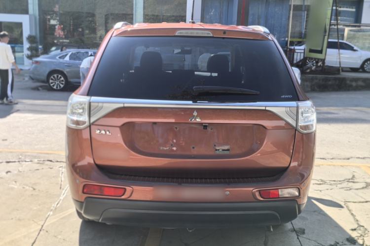 Used Mitsubishi Outlander 2014 2.4L 4x4 Deluxe Value Edition 5 Seats Exterior 5