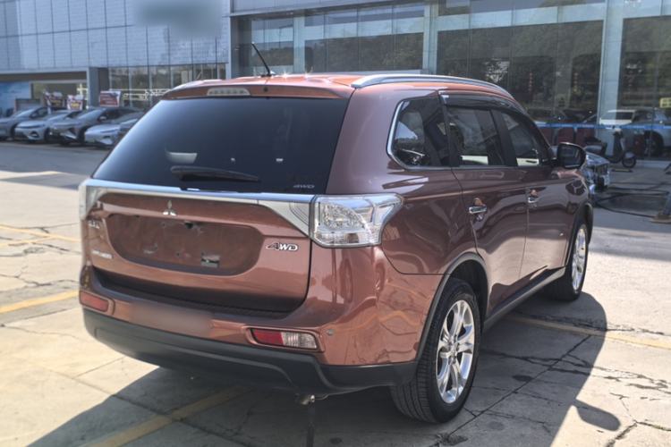Used Mitsubishi Outlander 2014 2.4L 4x4 Deluxe Value Edition 5 Seats Exterior 6