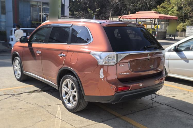 Used Mitsubishi Outlander 2014 2.4L 4x4 Deluxe Value Edition 5 Seats Exterior 7