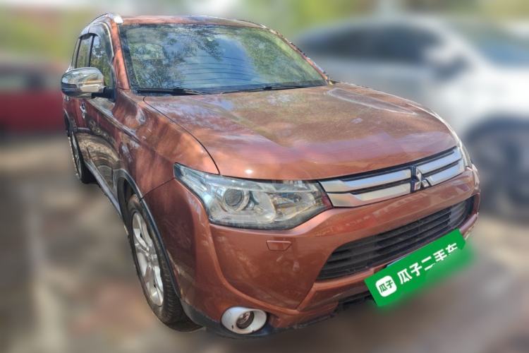 Used Mitsubishi Outlander 2014 2.4L 4x4 Deluxe Value Edition 7 Seats Front Right 45 Deg