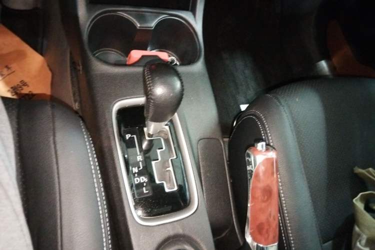 Used Mitsubishi Outlander 2014 2.4L 4x4 Deluxe Value Edition 5 Seats Gear Lever