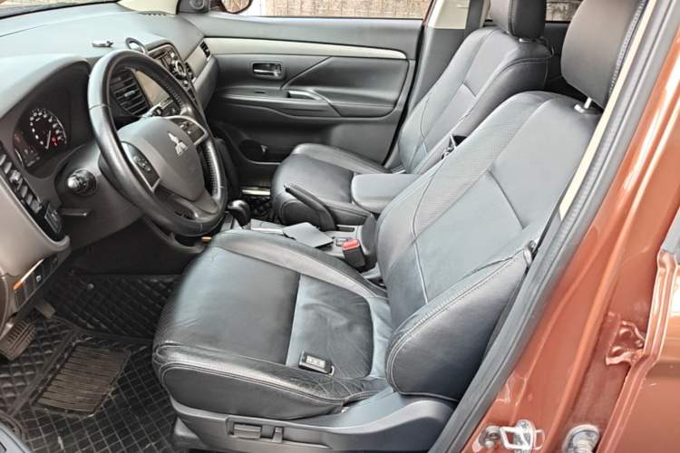 Used Mitsubishi Outlander 2014 2.4L 4x4 Deluxe Value Edition 5 Seats Left Front Seat