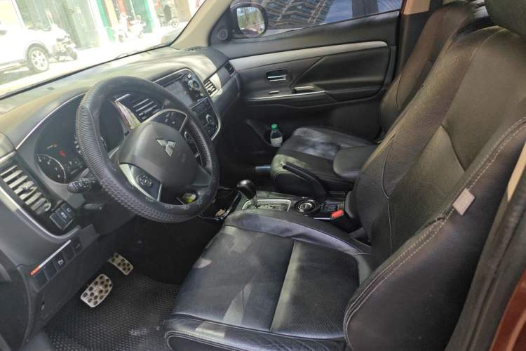 Used Mitsubishi Outlander 2014 2.4L 4x4 Deluxe Value Edition 7 Seats Left Front Seat