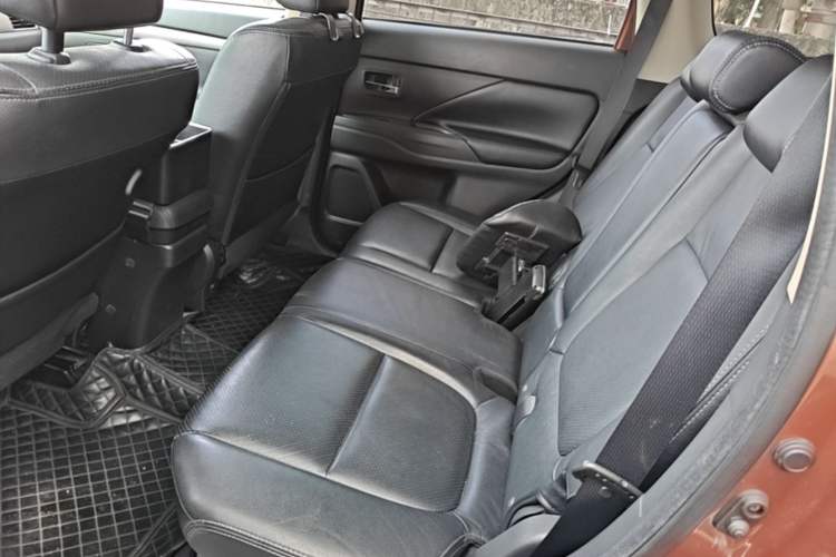 Used Mitsubishi Outlander 2014 2.4L 4x4 Deluxe Value Edition 5 Seats Left Rear Seat
