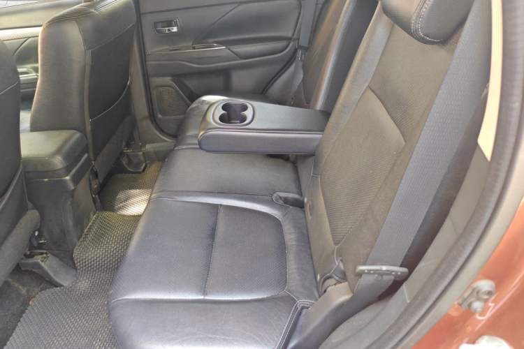 Used Mitsubishi Outlander 2014 2.4L 4x4 Deluxe Value Edition 7 Seats Left Rear Seat