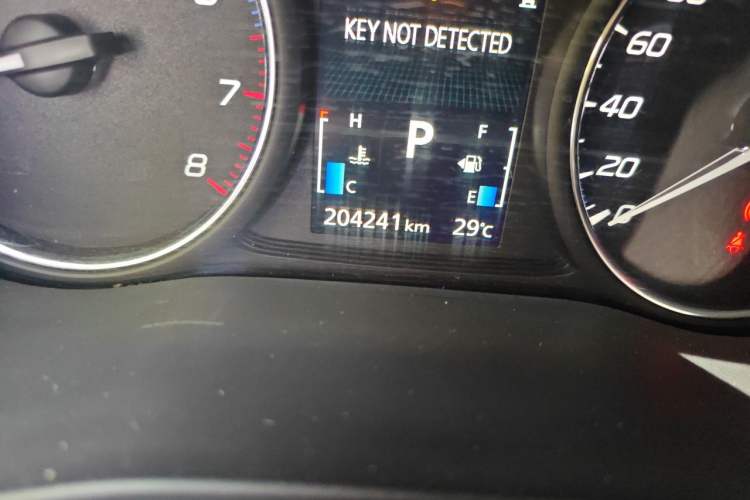Used Mitsubishi Outlander 2014 2.4L 4x4 Deluxe Value Edition 7 Seats Odometer Close Up