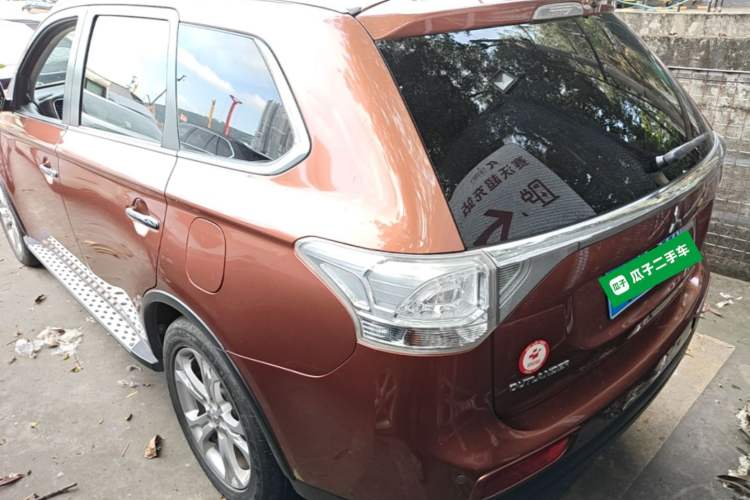 Used Mitsubishi Outlander 2014 2.4L 4x4 Deluxe Value Edition 5 Seats Rear Left 45 Deg